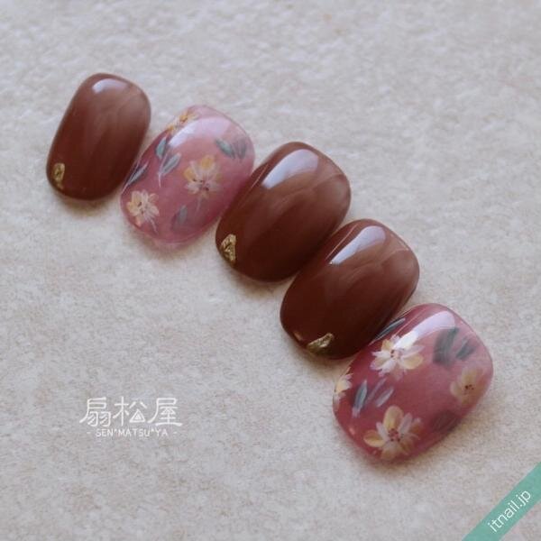 秋はアンティーク風に!大人かわいい「花柄ネイル」デザイン8選