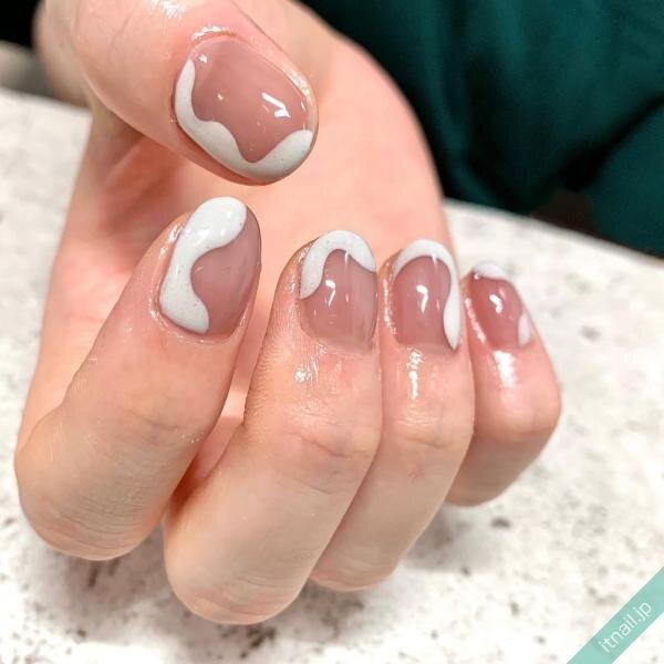 ちゅるんとした質感がたまらない 秋のシアーネイル特集