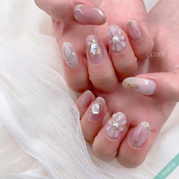 秋ネイルも大人可愛いがテーマ♡《ベージュ×フラワー》のネイルデザイン特集