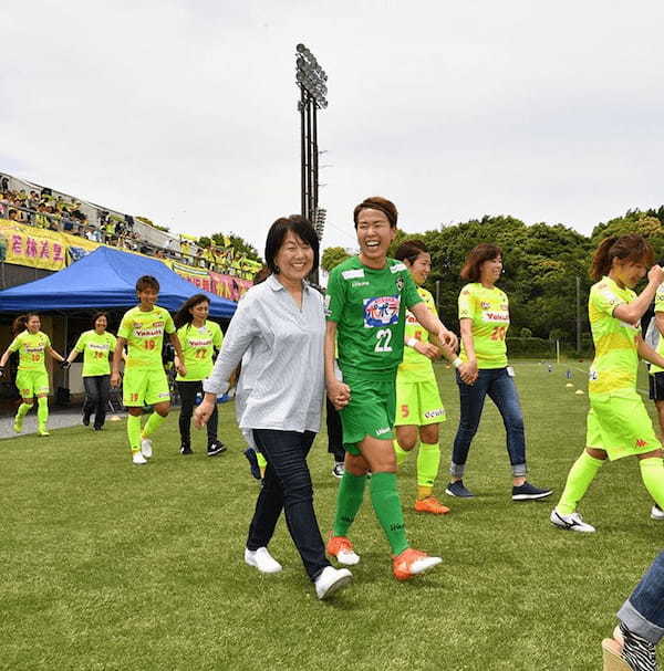 元なでしこ岩清水梓「出産=引退しかない状況を変えたい」息子とピッチ入場の夢かなえたママプロWEリーガーが語った使命