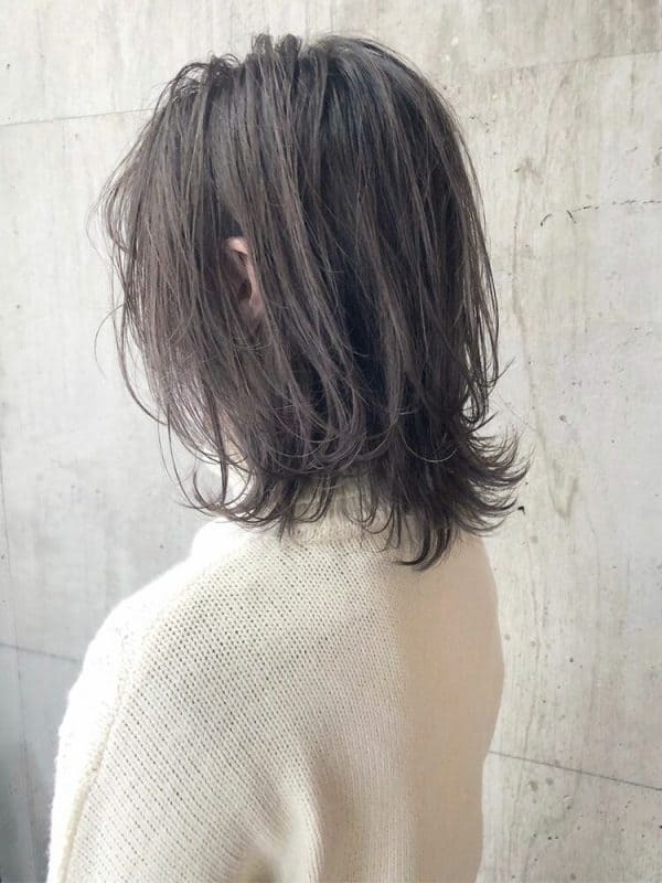 冬のヘアカラーは透明感ある髪色がおすすめ。トレンドを意識したおすすめの色味