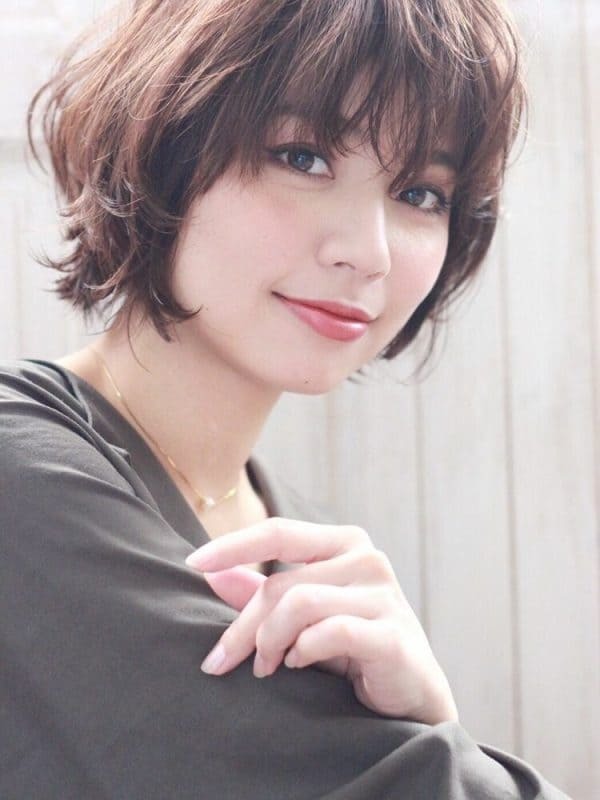 冬のヘアカラーは透明感ある髪色がおすすめ。トレンドを意識したおすすめの色味