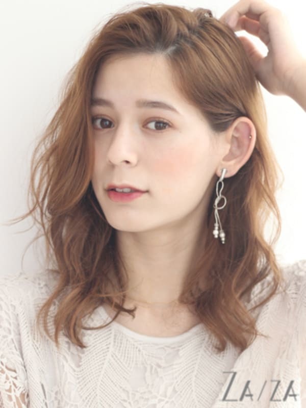 外国人風のパーマ強め×ミディアムが今おしゃれ。グッと垢抜ける大人ヘアカタログ