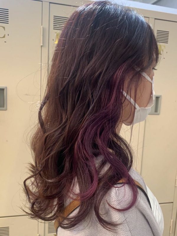 トレンドの《イヤリングカラー》に挑戦。ピンクがチラッと見える可愛い髪色をご紹介