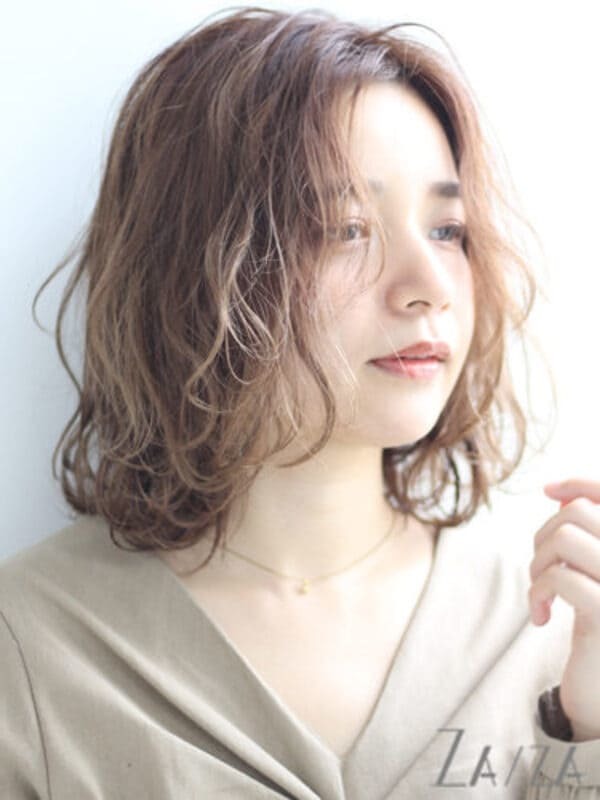 外国人風のパーマ強め×ミディアムが今おしゃれ。グッと垢抜ける大人ヘアカタログ