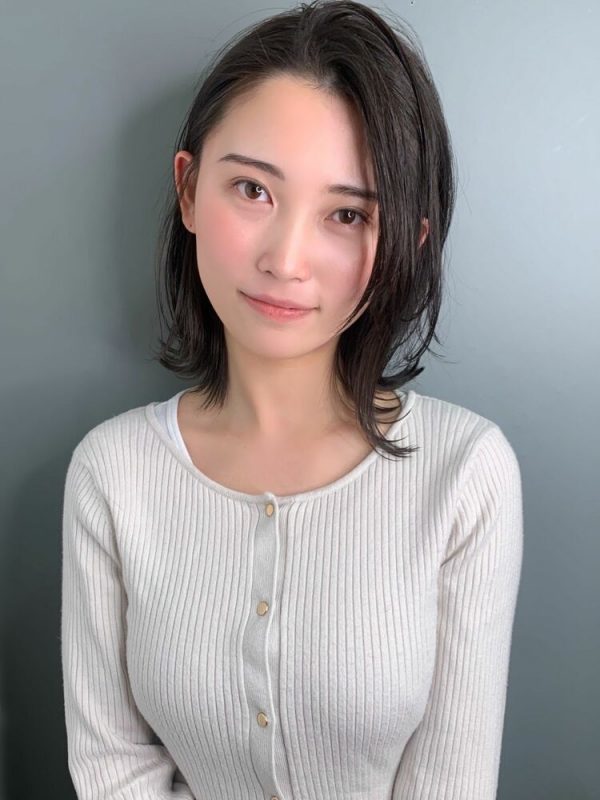 前髪なし×ミディアムのヘアカタログ。大人女性に似合うお手本にしたい人気の髪型