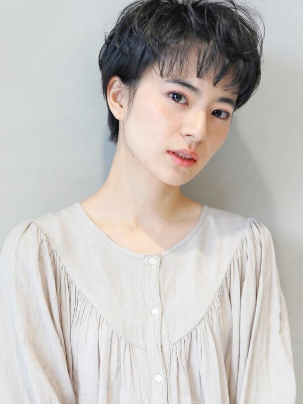 ショートにぴったりな秋のヘアカラーって？女性らしさが増す大人の深みカラーをご紹介