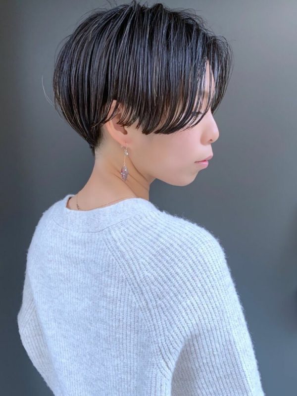 ベリーショート×センター分けのヘアカタログ。大人っぽいおしゃれな髪型はこれ