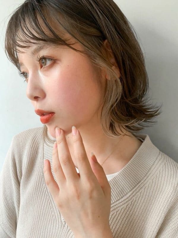 冬のヘアカラーは透明感ある髪色がおすすめ。トレンドを意識したおすすめの色味