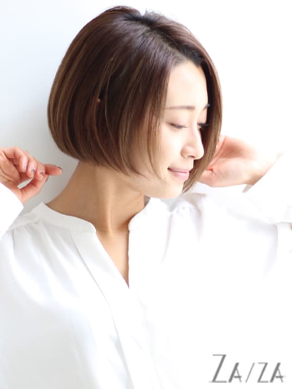 襟足ギリギリのボブがおしゃれ。すっきりとした印象が魅力的なヘアスタイル