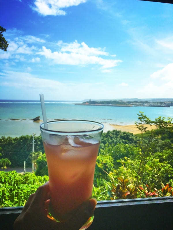 沖縄本島・海の見える絶景カフェ13選！沖縄旅行におすすめ