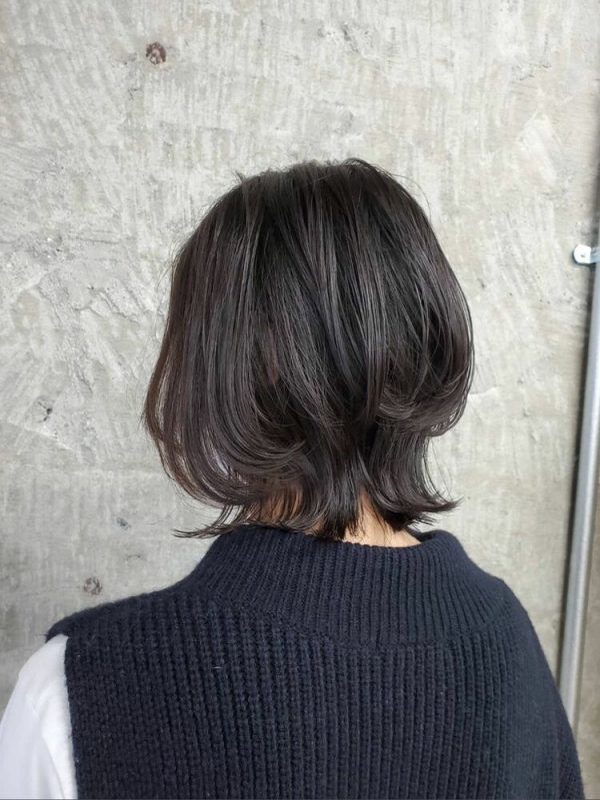 大人に合う黒髪マッシュウルフ特集。小顔見せを叶える甘辛ヘアをレングス別でご紹介