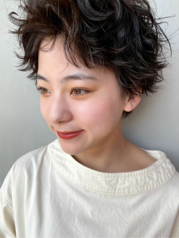 ベリーショート×センター分けのヘアカタログ。大人っぽいおしゃれな髪型はこれ