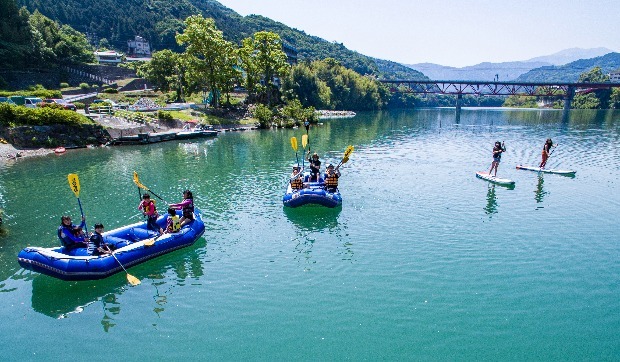 【徳島】美しい湖で人気のカヌーやラフティングを体験！「Hessokko水あそびパーク」で夏を感じる冒険へ