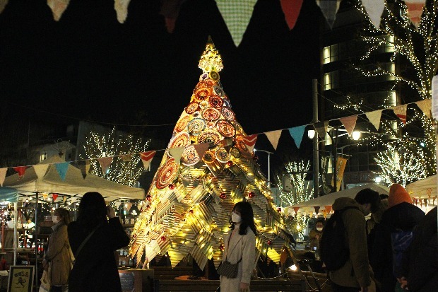 水面に映るライトアップにうっとり。国宝松本城で光のアート・クリスマスイルミ・氷の彫刻を楽しめる冬イベントが開催【長野】