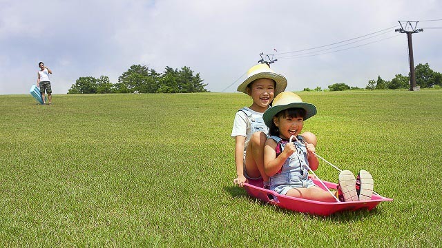 そり滑りや四輪バギー、カヤックまで！心地良い初夏のスキー場で家族そろってアクティビティ三昧