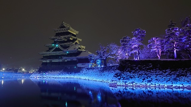 水面に映るライトアップにうっとり。国宝松本城で光のアート・クリスマスイルミ・氷の彫刻を楽しめる冬イベントが開催【長野】
