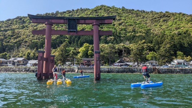 琵琶湖の湖面を自転車でお散歩！？湖中大鳥居にも大接近できる「水上サイクリング」に大興奮