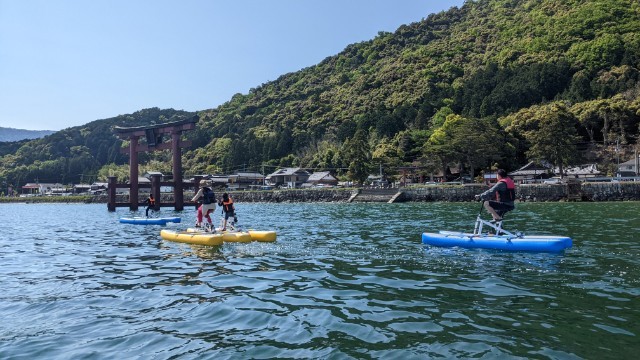 琵琶湖の湖面を自転車でお散歩！？湖中大鳥居にも大接近できる「水上サイクリング」に大興奮