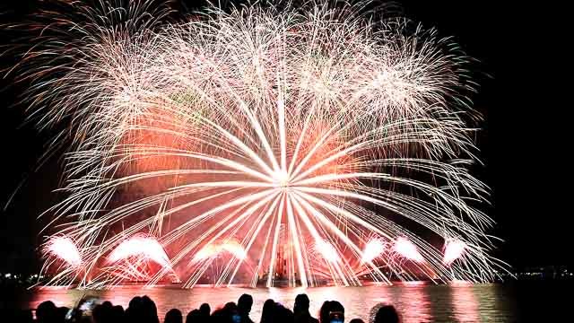 1万2,000発の花火が春の夜空を彩る！「HANABI ファンタジア」で360度に放たれる豪華花火タワーにうっとり【熊本】