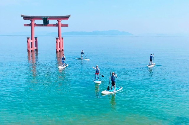 琵琶湖の湖面を自転車でお散歩！？湖中大鳥居にも大接近できる「水上サイクリング」に大興奮