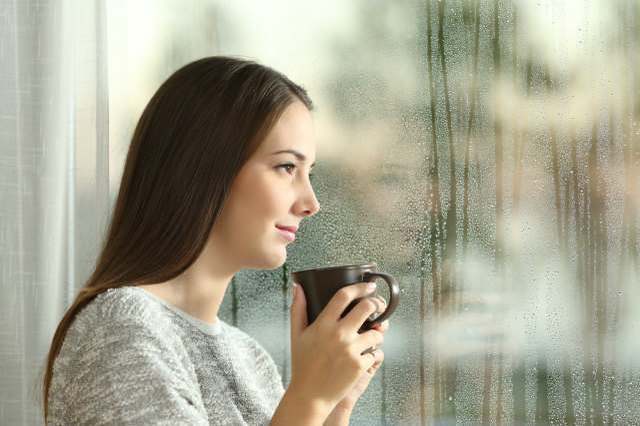 「雨やみませんね」の意味と返事の仕方は？類語も｜月が綺麗ですね