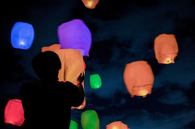 夜空にふわっとランタン体験。冬の「オーパークおごせ」で家族みんなで一緒に飛ばそっ！