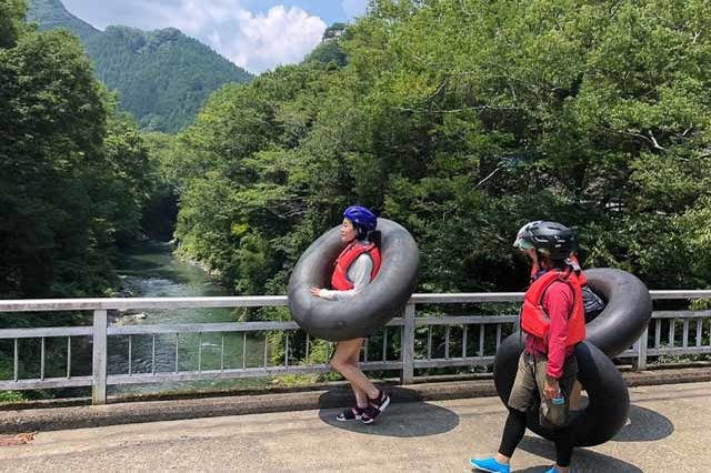 清流に「ドボンッ」のあとはチューブでどんぶらこ！東京の秘境・檜原村で夏の川遊びがスタート