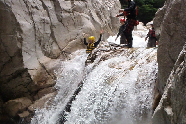 【関西編】冷たい水が気持ちいい‼ キャニオニング体験おすすめランキング