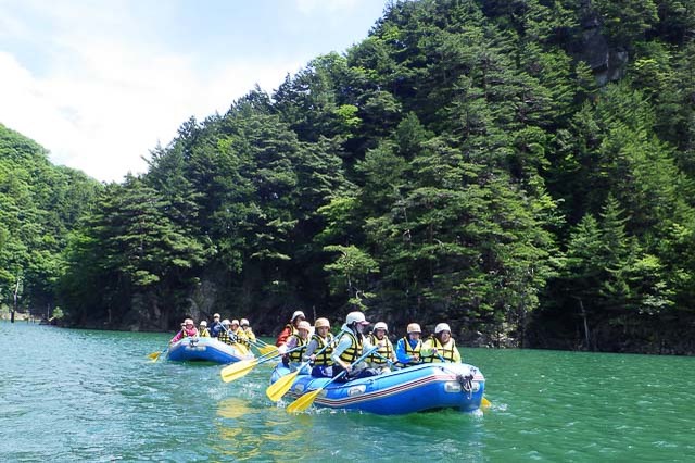 とびっきりの体験が待つ宿泊プラン！秘境のダム湖でボート＆SUPレジャーを家族みんなで満喫