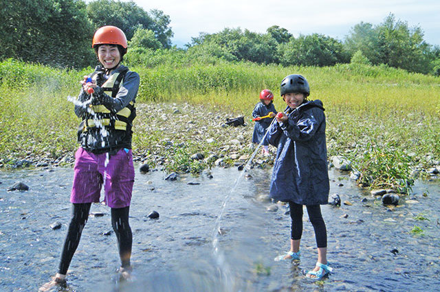 安曇野の清流で笑顔あふれる川下り！遊びと学びがいっぱいの体験でした【あそびチャレンジ#07 ラフティング（清流川下り）編】