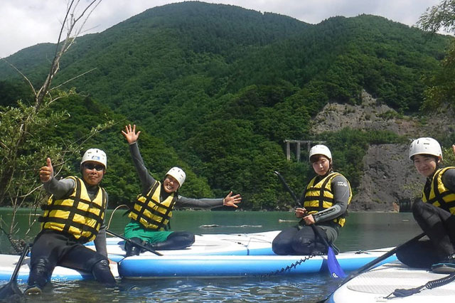 とびっきりの体験が待つ宿泊プラン！秘境のダム湖でボート＆SUPレジャーを家族みんなで満喫