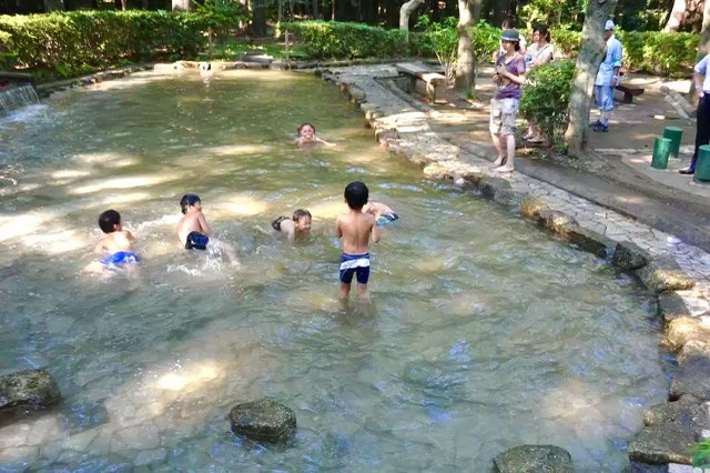 夏は子どもにとびっきりの思い出を！じゃぶじゃぶ池で水遊びができる関東のキャンプ場3選