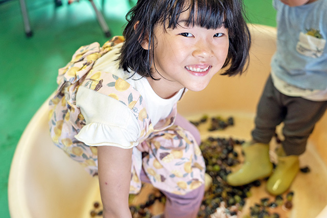 ぶどうが食べ放題でジュースまでつくれる！今まで味わったことがないおいしさに出会えて親子でビックリしてきました【あそびチャレンジ#08 ぶどう狩り編】