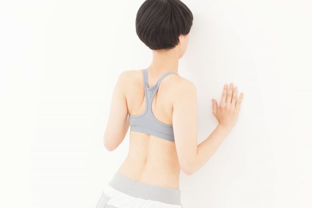 細見え＆美胸効果を一気に。１日１分【首肩周りの華奢感を引き上げる】簡単習慣1.jpg