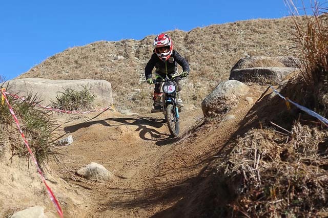 電動ダートバイクで野山を駆け抜けろ！岐阜のめいほうリゾートでアウトドア＆夏キャンプを満喫