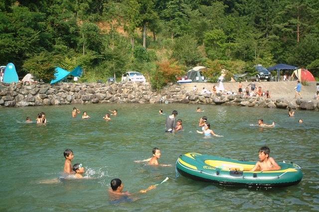 夏は子どもにとびっきりの思い出を！じゃぶじゃぶ池で水遊びができる関東のキャンプ場3選