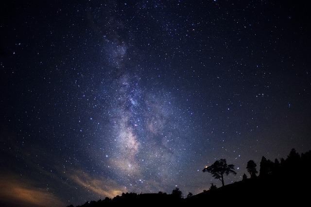 焚き火やハンモックを楽しみながら満天の星を眺める感動体験！日本一の星空は現実離れした美しさ