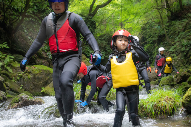 【あそびチャレンジ#05 シャワークライミング編】滝登りや滝壺ダイブまで！初めての川遊びで奥多摩の渓流を大冒険しちゃいました