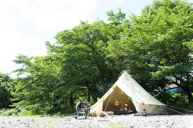 川辺の秘密基地で自然遊びを制覇！埼玉のキャンプリゾートで焚き火・パン作り・川遊びに挑戦