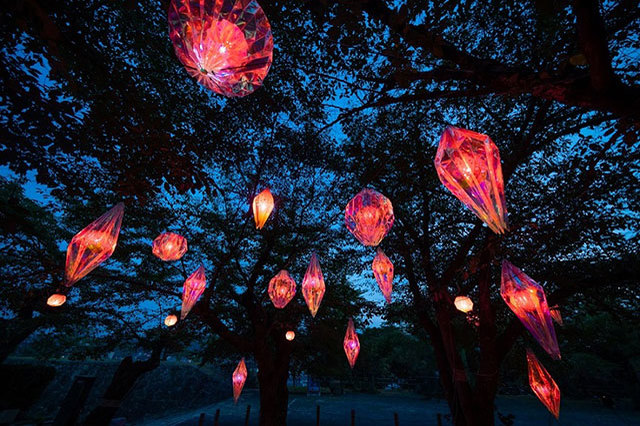 秋の夜長はキラキラのアートで楽しむ！桜の名所「津山城」で夏の桜をテーマにした光の世界を冒険しよう【岡山】