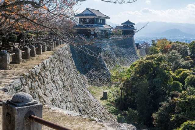 日本に12城だけの現存天守【松山城】は３倍楽しめる「無料ガイドツアー」がイチ押し1.jpg