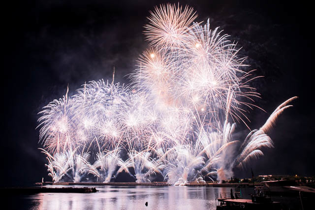 熱海名物の海上花火が今年も開催決定！秋の夜空を彩る3,000発の花火と温泉でほっこり癒やされよう【静岡】