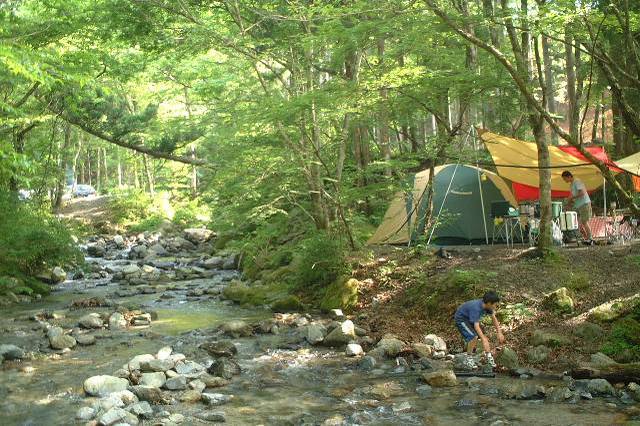 夏は子どもにとびっきりの思い出を！じゃぶじゃぶ池で水遊びができる関東のキャンプ場3選