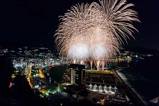 熱海名物の海上花火が今年も開催決定！秋の夜空を彩る3,000発の花火と温泉でほっこり癒やされよう【静岡】