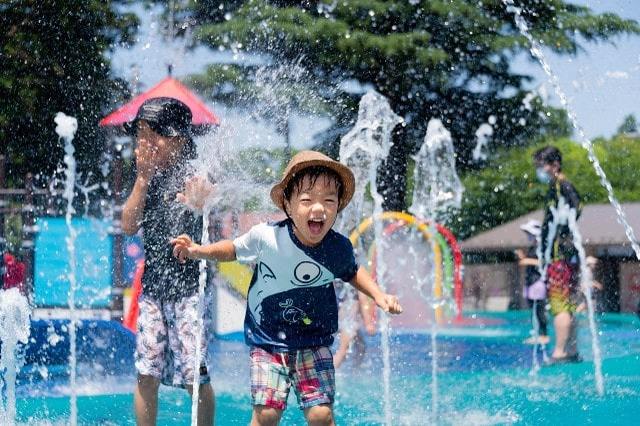 夏は子どもにとびっきりの思い出を！じゃぶじゃぶ池で水遊びができる関東のキャンプ場3選