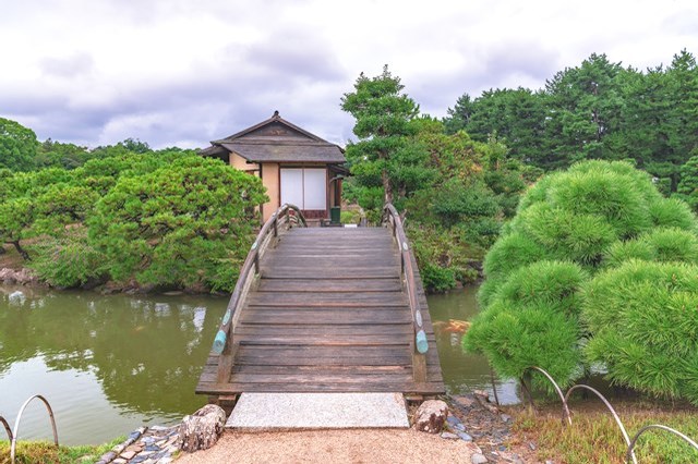 【徹底解説】岡山の名所「後楽園」の魅力とは！歴史的な建造物の紹介から料金・クーポン情報まで