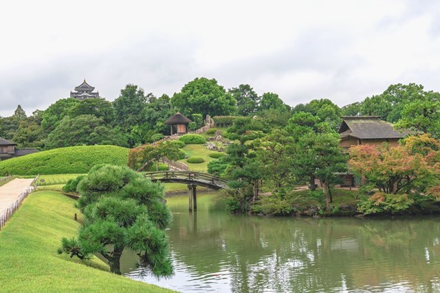 【徹底解説】岡山の名所「後楽園」の魅力とは！歴史的な建造物の紹介から料金・クーポン情報まで