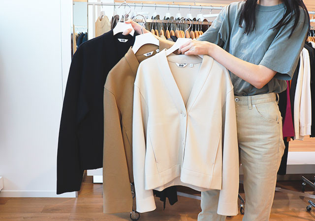 ユニクロのこれ…もう値下げ?!今すぐ買わなきゃ後悔する!大人気コラボ「セールトップス」6選1.jpg