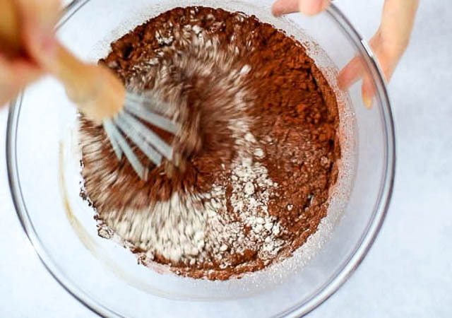クモの巣が可愛い！ハロウィンチョコレートカップケーキ
